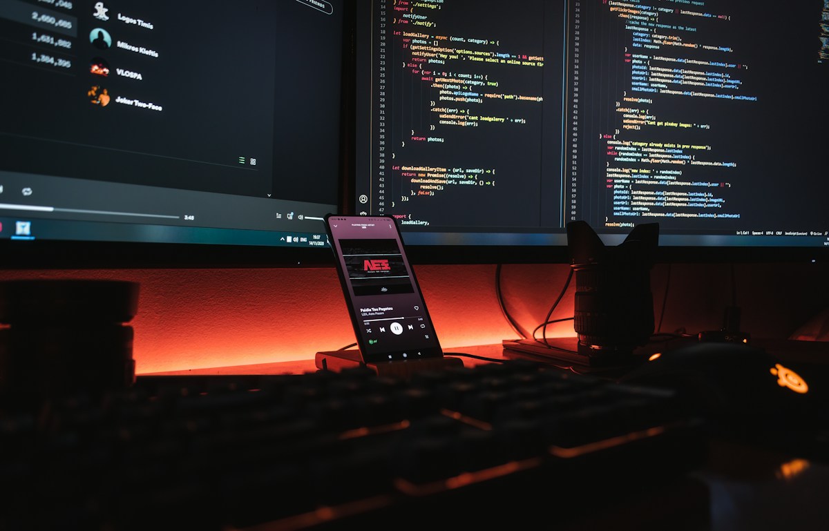 Cracking the Code: Choosing the Right Programming Language for Your Enterprise Software Needs